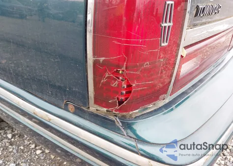 1994 Lincoln Town Car Executive z USA, uszkodzony, nr VIN 1LNLM81W6RY649993